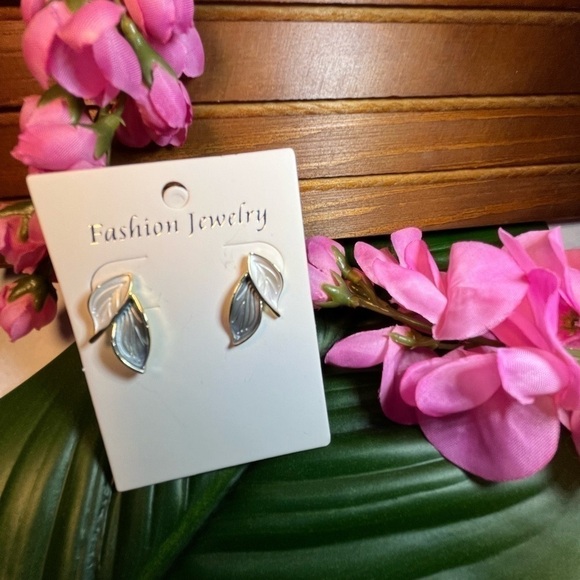 Fashion Jewelry Pierced Earrings, Gray and White Double Leaf Design. - Picture 9 of 10